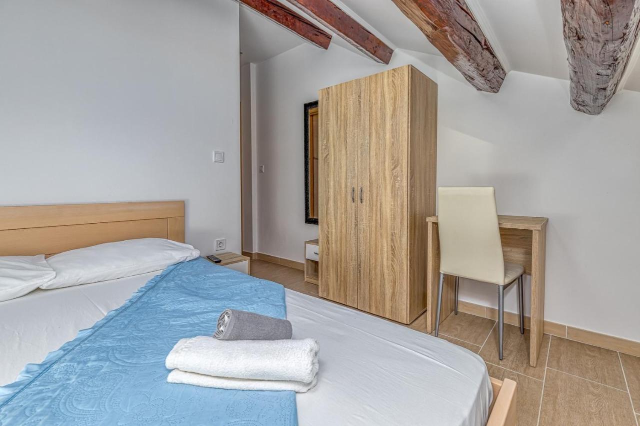 Rooms Vitoria On Joakim Square Poreč Extérieur photo