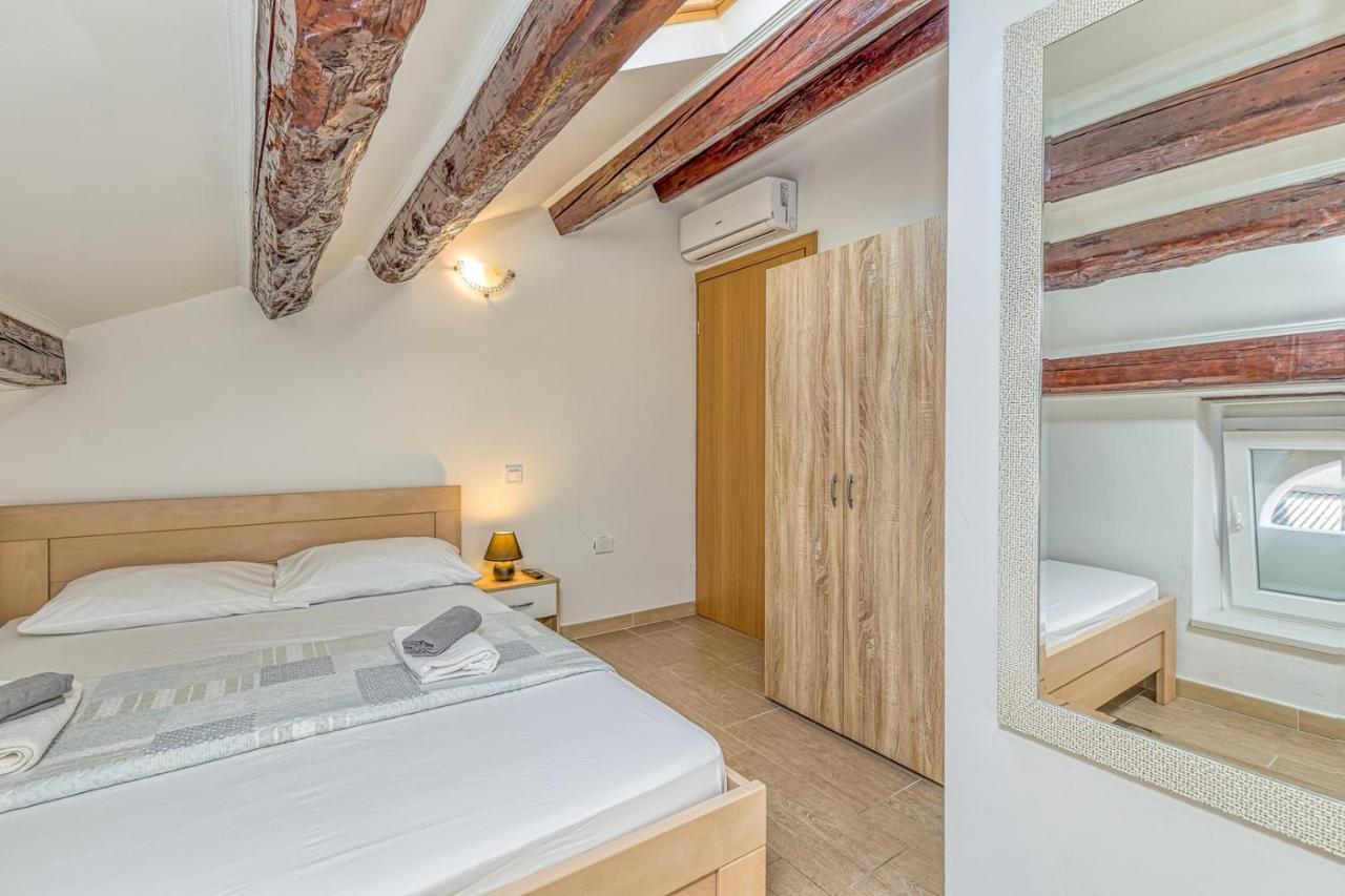 Rooms Vitoria On Joakim Square Poreč Extérieur photo